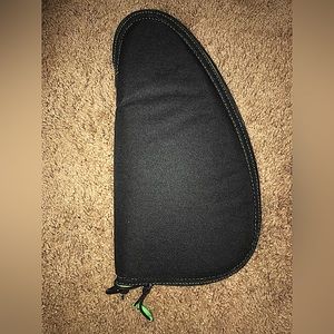 Pistol carry case, up to the biggest caliber. Posting cheap and brand new!!!